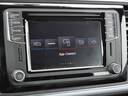 Used 2018 Volkswagen Beetle 2.0T SE image 32