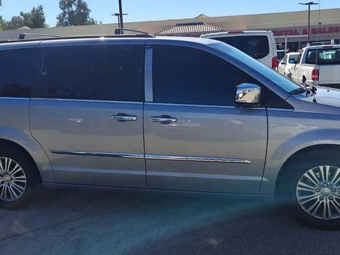 Used 2014 Chrysler Town & Country Touring-L w/ Driver Convenience Group image 4