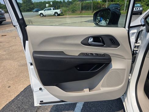 Used 2024 Chrysler Pacifica Limited FWD image 14