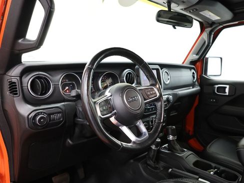 Used 2020 Jeep Wrangler Unlimited Sahara w/ LED Lighting Group AWD/4WD image 15