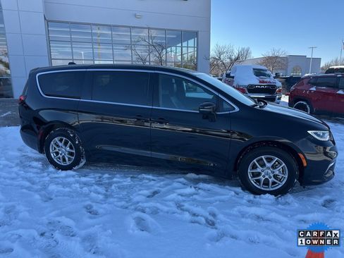 Used 2025 Chrysler Pacifica Select image 39