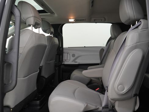 Used 2025 Toyota Sienna XLE w/ XLE Plus Package AWD/4WD image 20