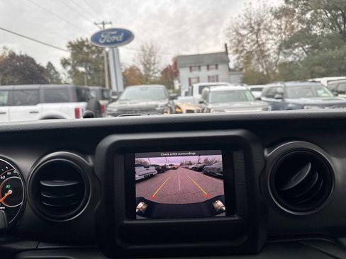 Used 2022 Jeep Gladiator Willys image 28