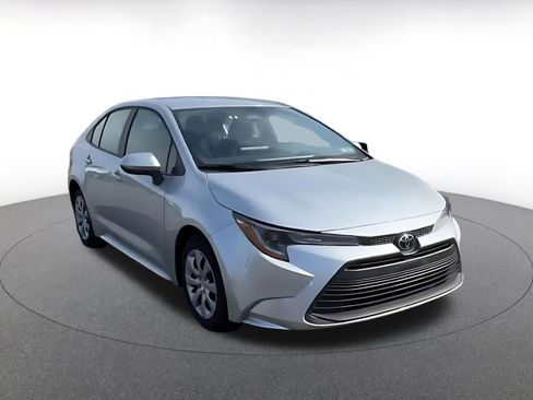 Used 2025 Toyota Corolla LE image 3