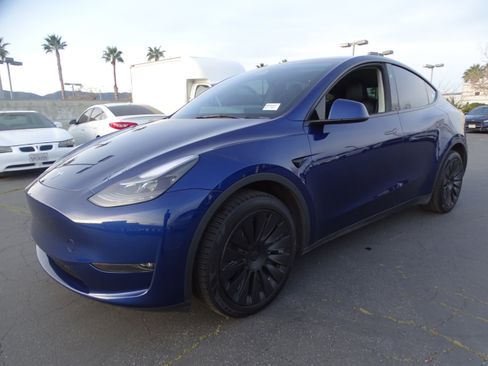 Used 2024 Tesla Model Y Long Range image 1