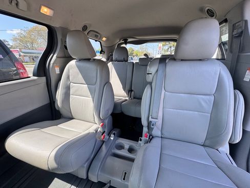Used 2017 Toyota Sienna XLE Premium image 14