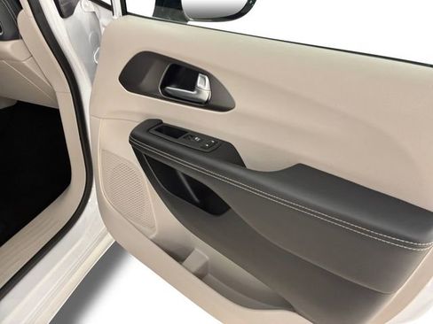 Used 2024 Chrysler Pacifica Select image 15