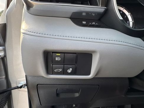 Used 2022 Toyota Highlander Limited FWD image 19