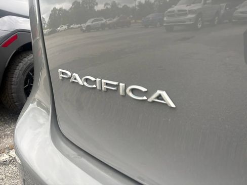 Used 2023 Chrysler Pacifica Touring-L FWD image 11