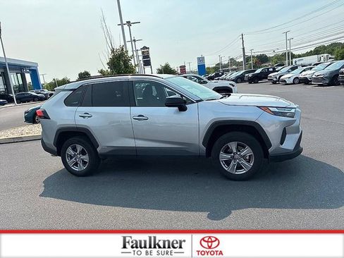 Used 2025 Toyota RAV4 LE AWD/4WD image 4