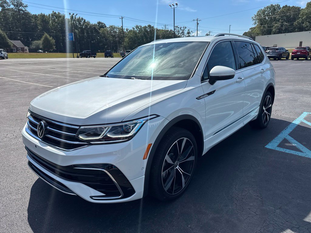 Used 2023 Volkswagen Tiguan SEL R-Line AWD/4WD image 3