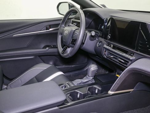 Used 2025 Toyota Camry SE w/ Convenience Package image 19