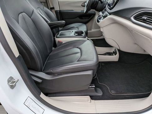 Certified 2024 Chrysler Pacifica Touring-L FWD image 31