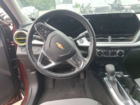 Used 2024 Chevrolet Trax LT w/ Sunroof Package FWD image 12