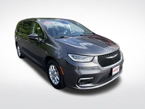 Used 2023 Chrysler Pacifica Touring-L FWD image 9
