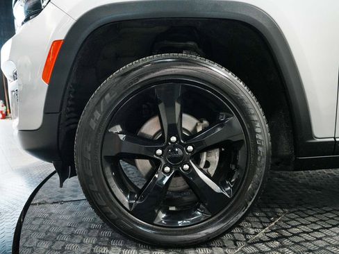 Used 2023 Jeep Grand Cherokee Altitude AWD/4WD image 9
