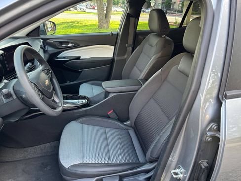 Used 2025 Chevrolet Trax LT FWD image 31