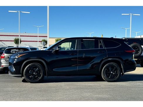 Used 2023 Toyota Highlander LE image 7