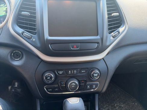 Used 2017 Jeep Cherokee Latitude w/ Cold Weather Group AWD/4WD image 7