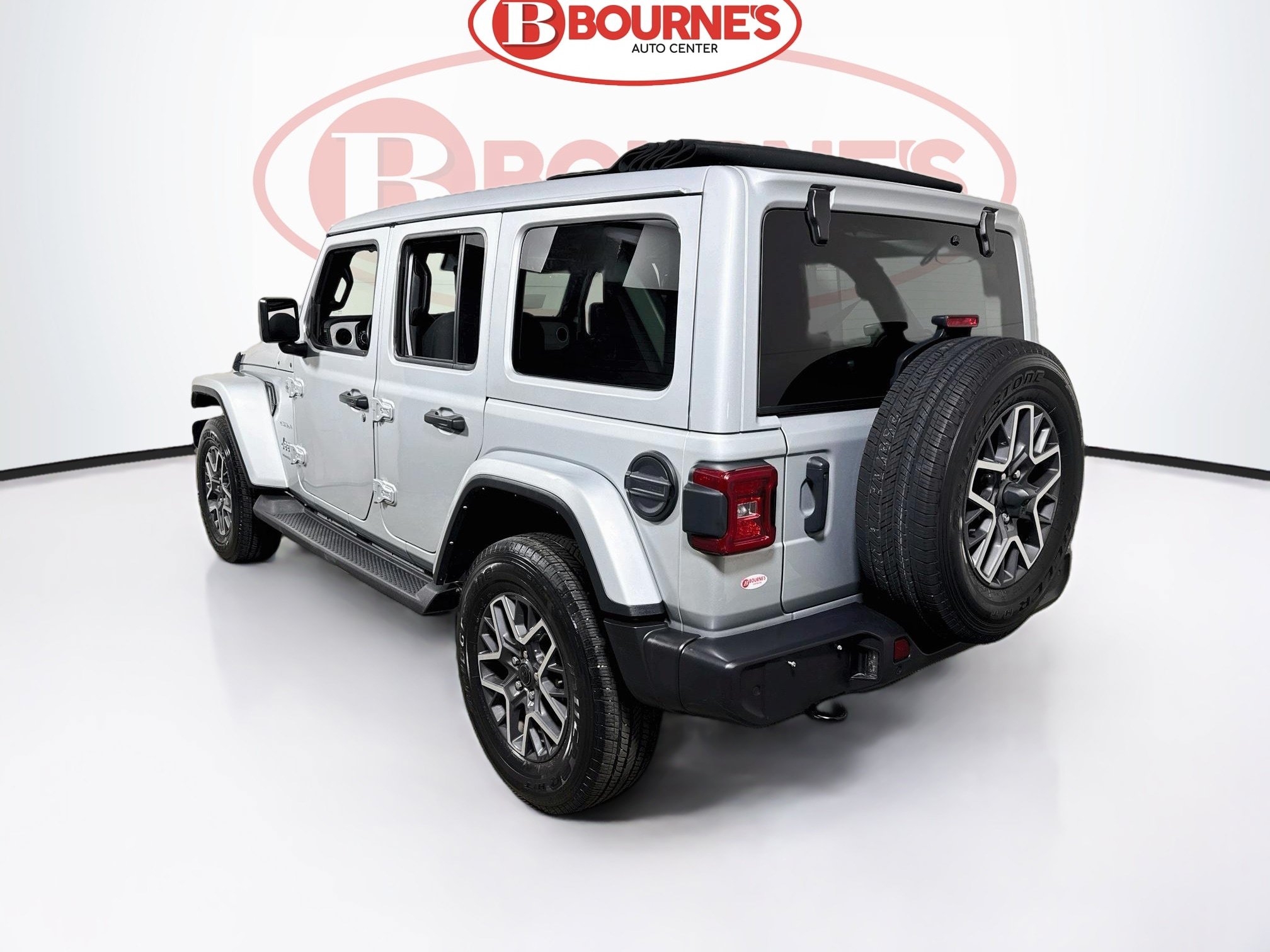 Used 2024 Jeep Wrangler Unlimited Sahara w/ Technology Group AWD/4WD image 9