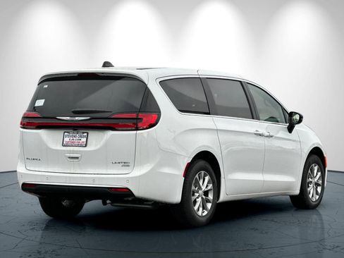 New 2026 Chrysler Pacifica Limited image 4