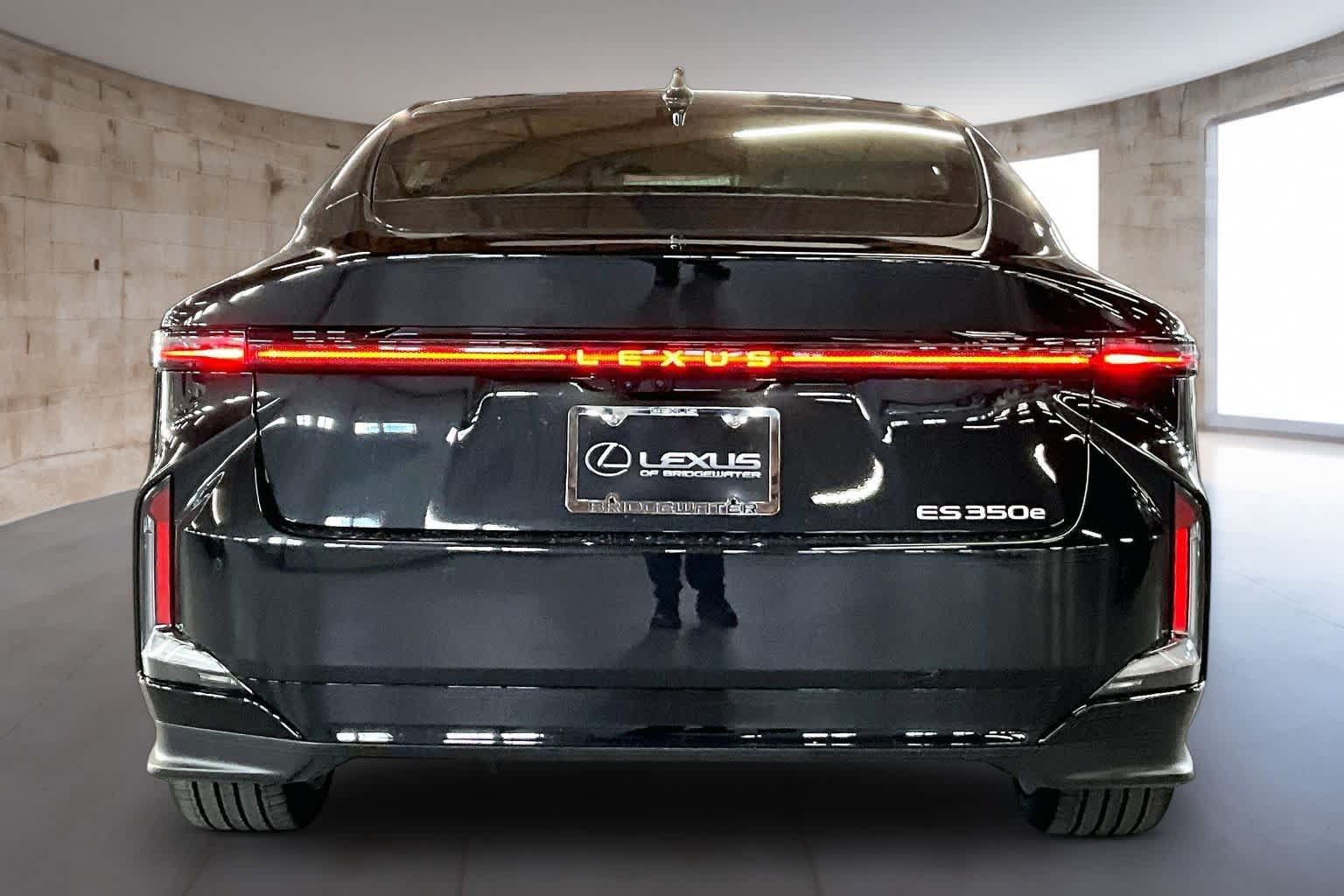 New 2026 Lexus ES 350e w/ Executive Package FWD image 4