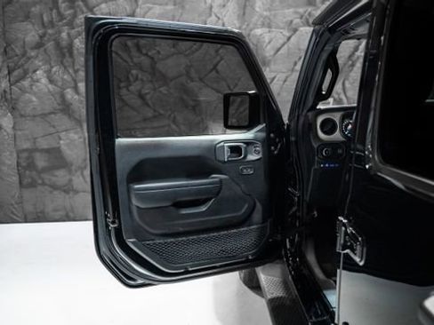 Used 2024 Jeep Wrangler Unlimited image 4