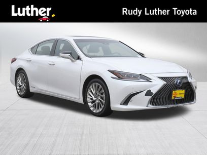 Used 2019 Lexus ES 300h w/ Accessory Package 2