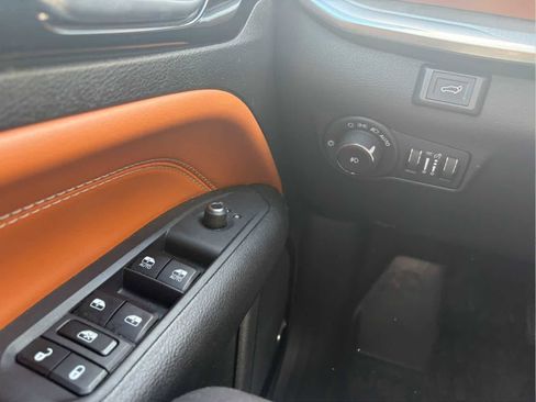 Used 2025 Jeep Compass Limited w/ Sun & Sound Group AWD/4WD image 13