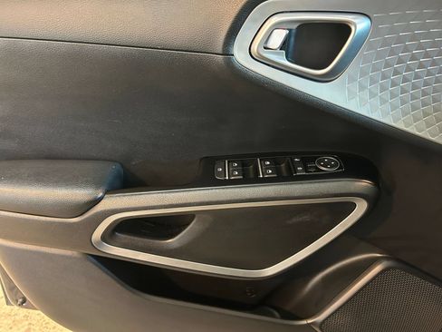 Used 2025 Kia Soul LX w/ LX Technology Package FWD image 15