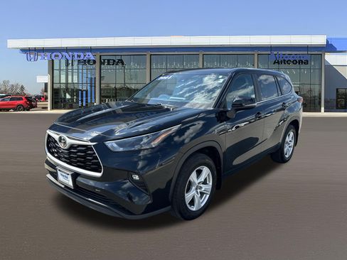 Used 2023 Toyota Highlander LE AWD/4WD image 1