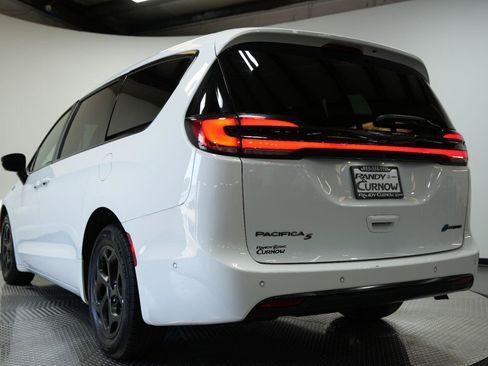 Used 2024 Chrysler Pacifica Limited FWD image 27