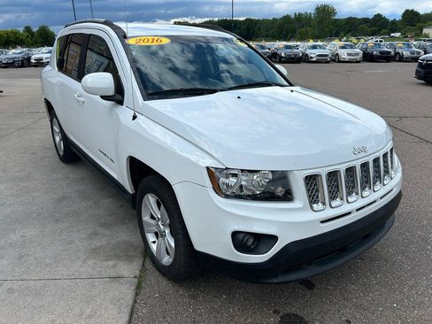 Used 2016 Jeep Compass Latitude FWD image 3