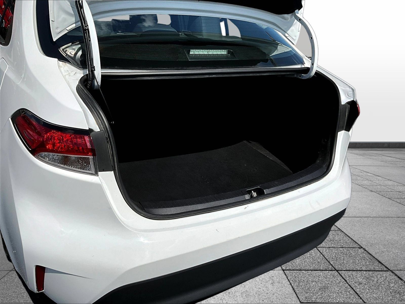 Used 2024 Toyota Corolla LE FWD image 9