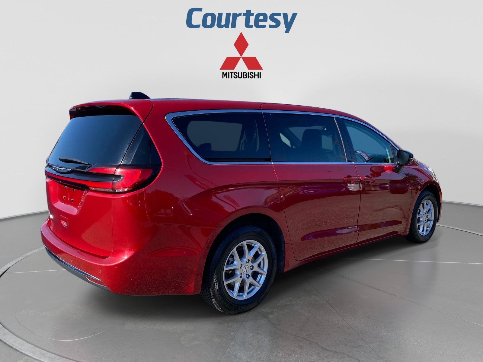 Used 2024 Chrysler Pacifica Touring-L FWD image 6