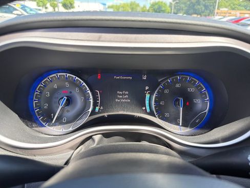 Used 2025 Chrysler Pacifica Select FWD image 16