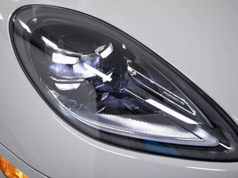 Certified 2025 Porsche Macan image 32