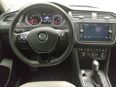 Used 2020 Volkswagen Tiguan SE w/ Panoramic Sunroof Package image 22
