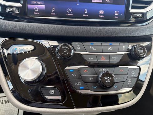 Used 2023 Chrysler Pacifica Touring-L FWD image 9
