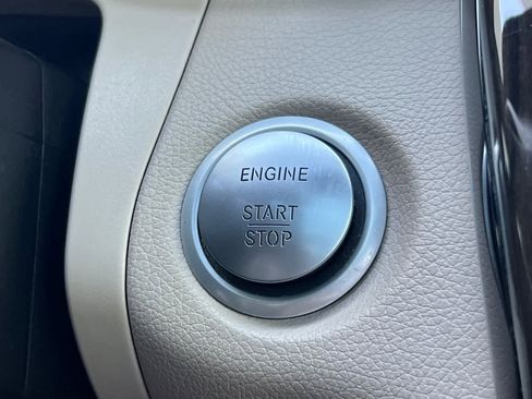 Used 2018 Mercedes-Benz GLC 300 4MATIC image 25