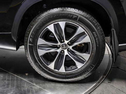 Used 2022 Toyota Highlander XLE FWD image 10