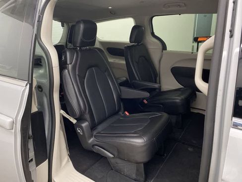 Used 2024 Chrysler Pacifica Touring-L image 17