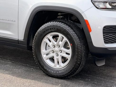 New 2025 Jeep Grand Cherokee Laredo image 18