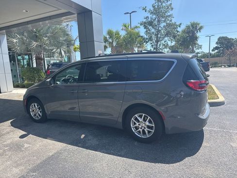 Used 2022 Chrysler Pacifica Touring-L FWD image 4