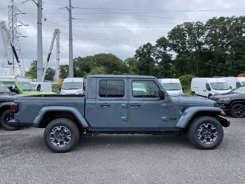 New 2026 Jeep Gladiator Sport AWD/4WD image 2