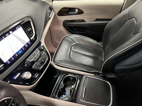 Used 2023 Chrysler Pacifica Limited FWD image 35