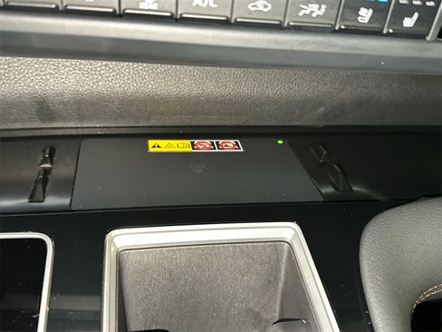 Used 2025 Toyota Sienna Platinum image 32