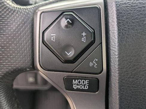 Used 2018 Toyota Tacoma SR5 AWD/4WD image 11