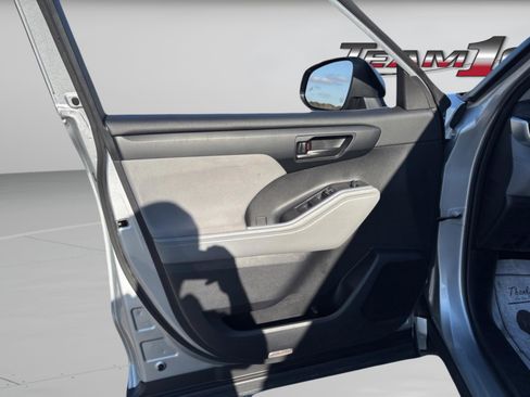 Used 2023 Toyota Highlander LE image 25