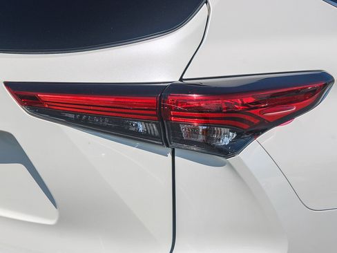 Used 2021 Toyota Highlander L FWD image 10
